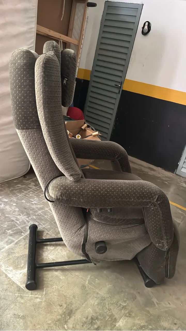 Cadeira Poltrona reclinável com massagem, testada e funcionando  - Foto 3