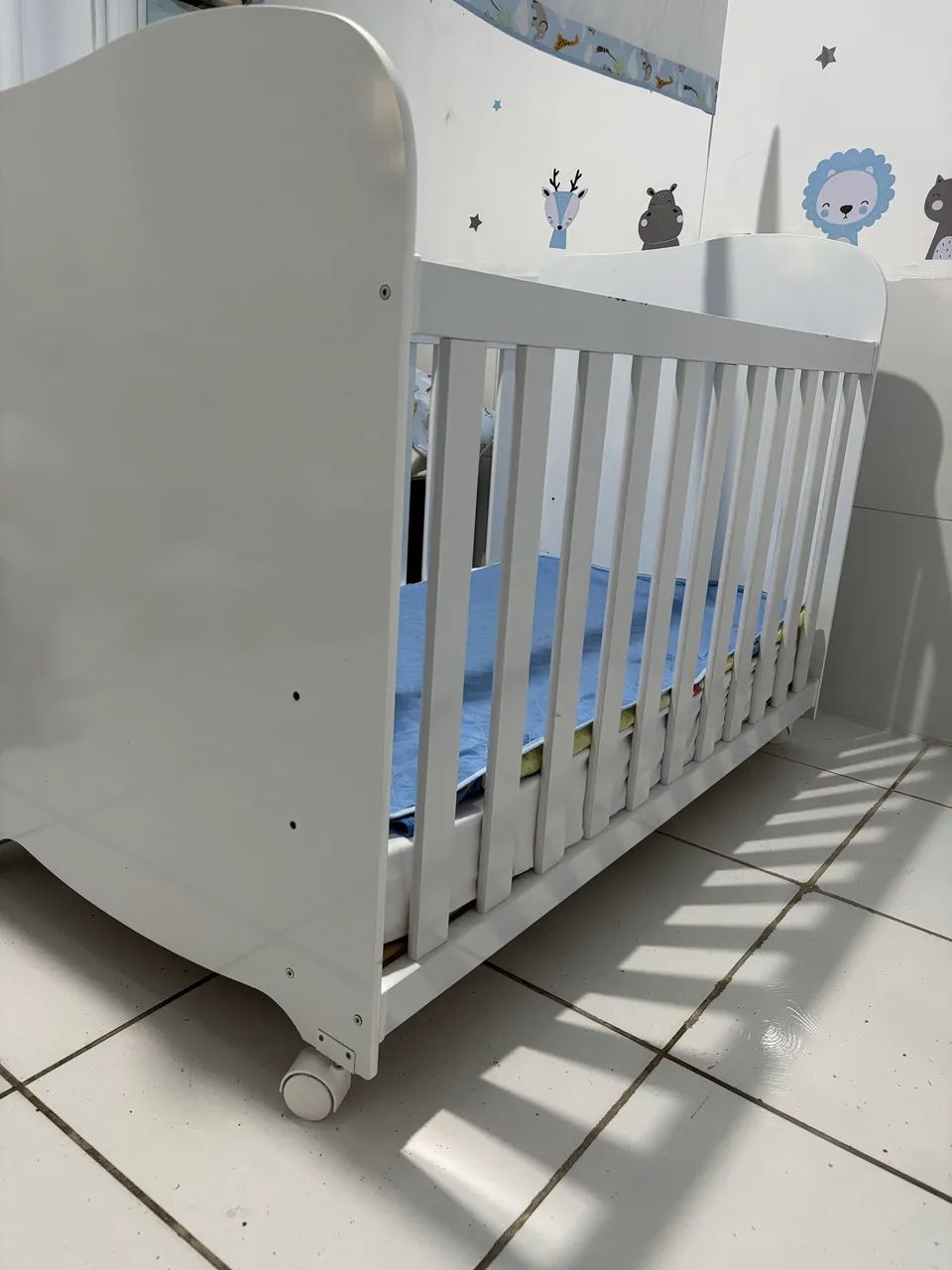 Berço infantil branco com rodinhas e colchão impermeável  - Foto 4