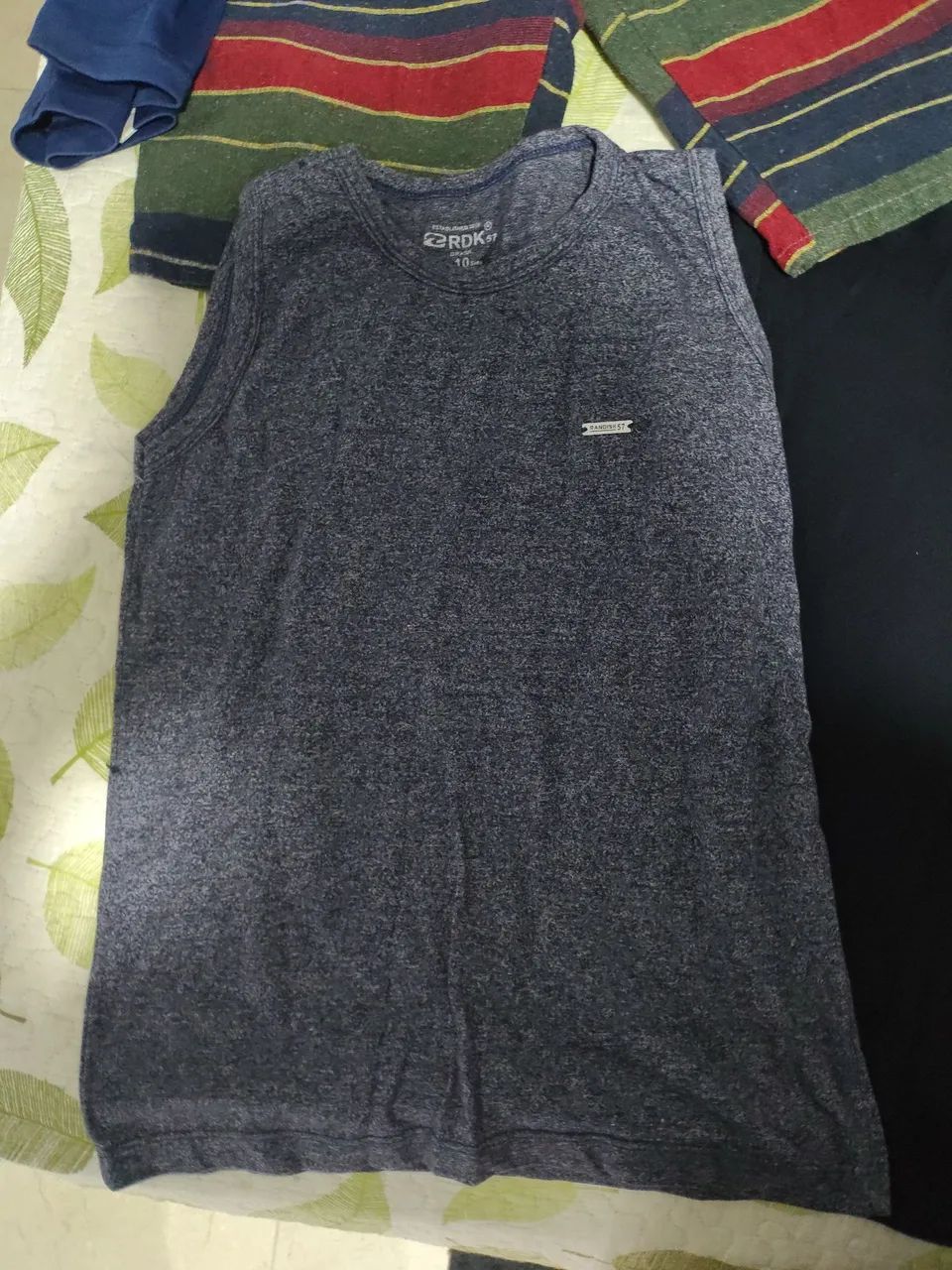Lote com 17 peças de roupas masculinas. - Foto 5