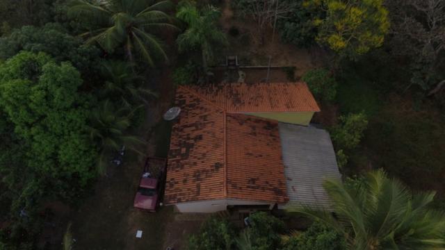 Chácara completa com 2 casas, piscina, pomar e ribeirão grande no fundo - Foto 11