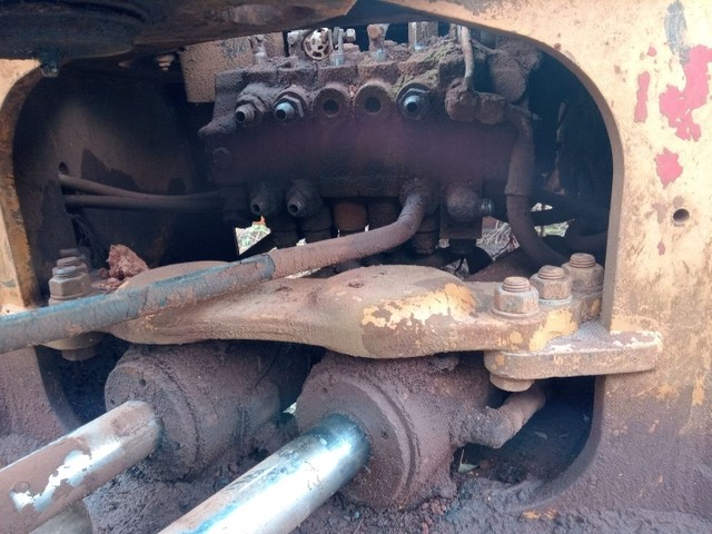 Retroescavadeira case em peças - Foto 3