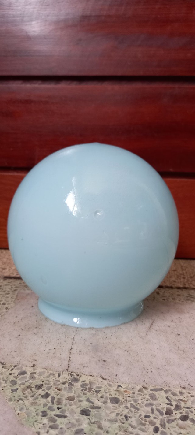 Globo de opalina azul antigo