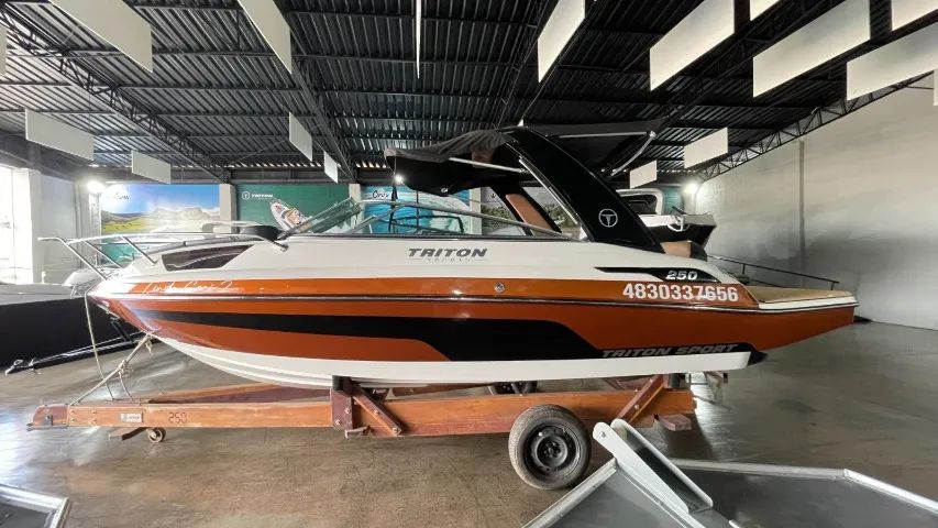 Lancha Triton 250 Open - (25 pés) - Ñ e Armati/NX/Focker/FS/Solara