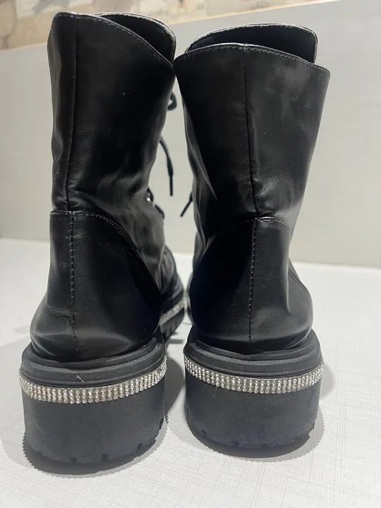 Bota Coturno preto couro sintético - tamanho 38 - Foto 5