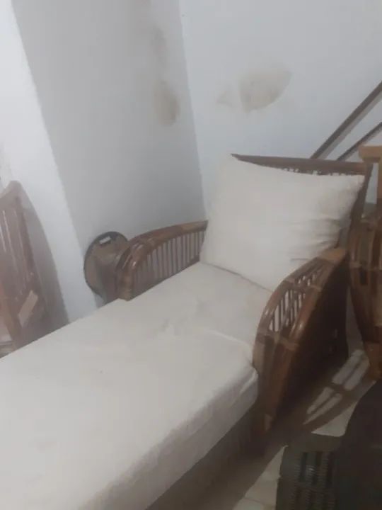 Espreguiçadeira, divã ou chaise em rattan e madeira, estofados de tecido nobuck - Foto 2