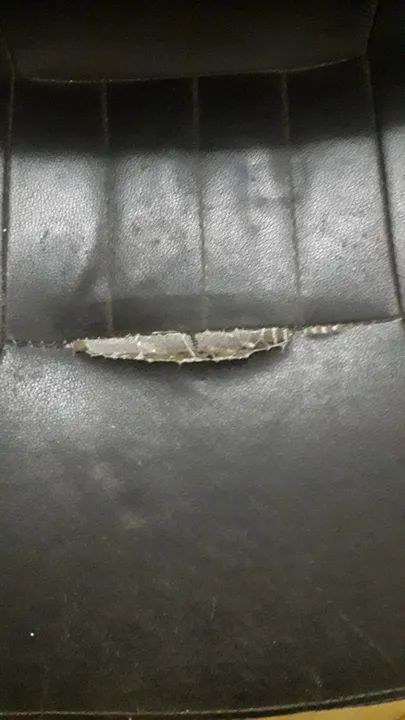 Cadeira giratória para diretor na cor preta usada - Foto 4