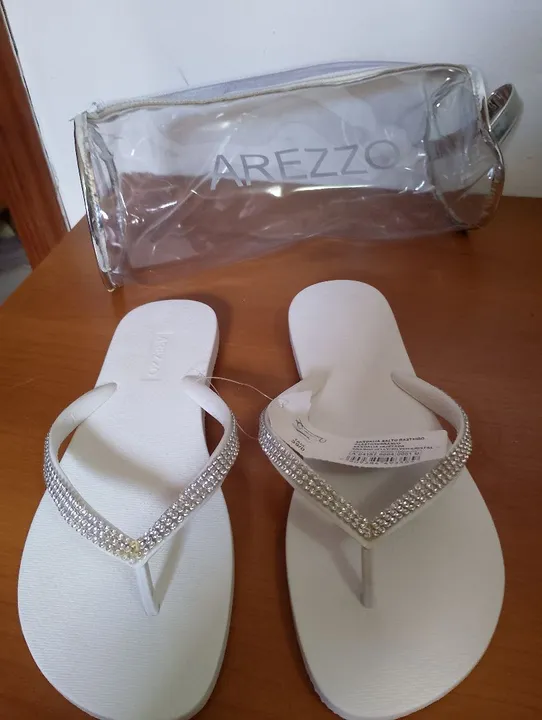 Sandálias Havaianas Arezzo Brancas com Strass. SEM USO, TAMANHO 39/40