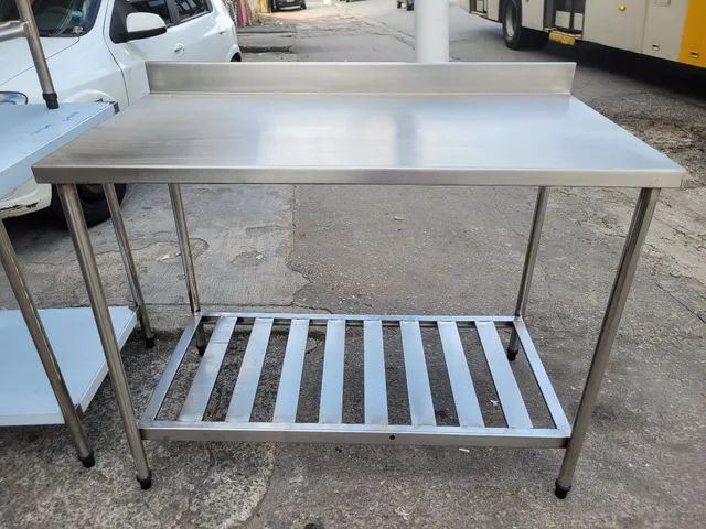 MESA INOX 304 COM PANELEIRO GRADEADO . 