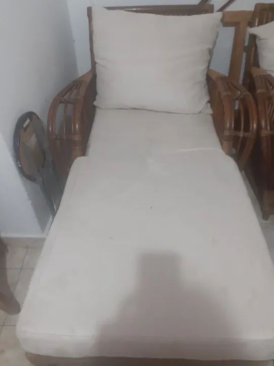 Espreguiçadeira, divã ou chaise em rattan e madeira, estofados de tecido nobuck