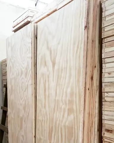 PORTAS DE PINUS E CAIXILHOS 