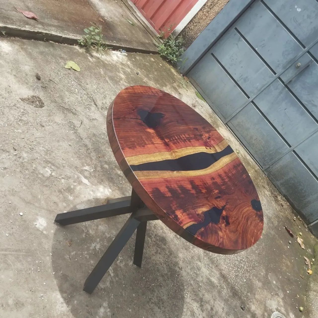 Mesa de Jantar redonda em madeira e resina epoxi