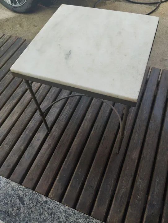 Mesa de cabeceira ou centro latão 