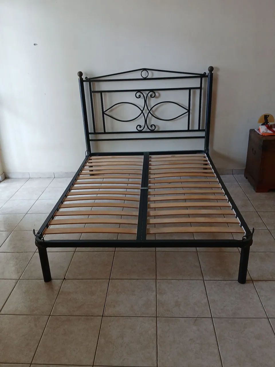 Cama de Ferro com Ripas de Madeira