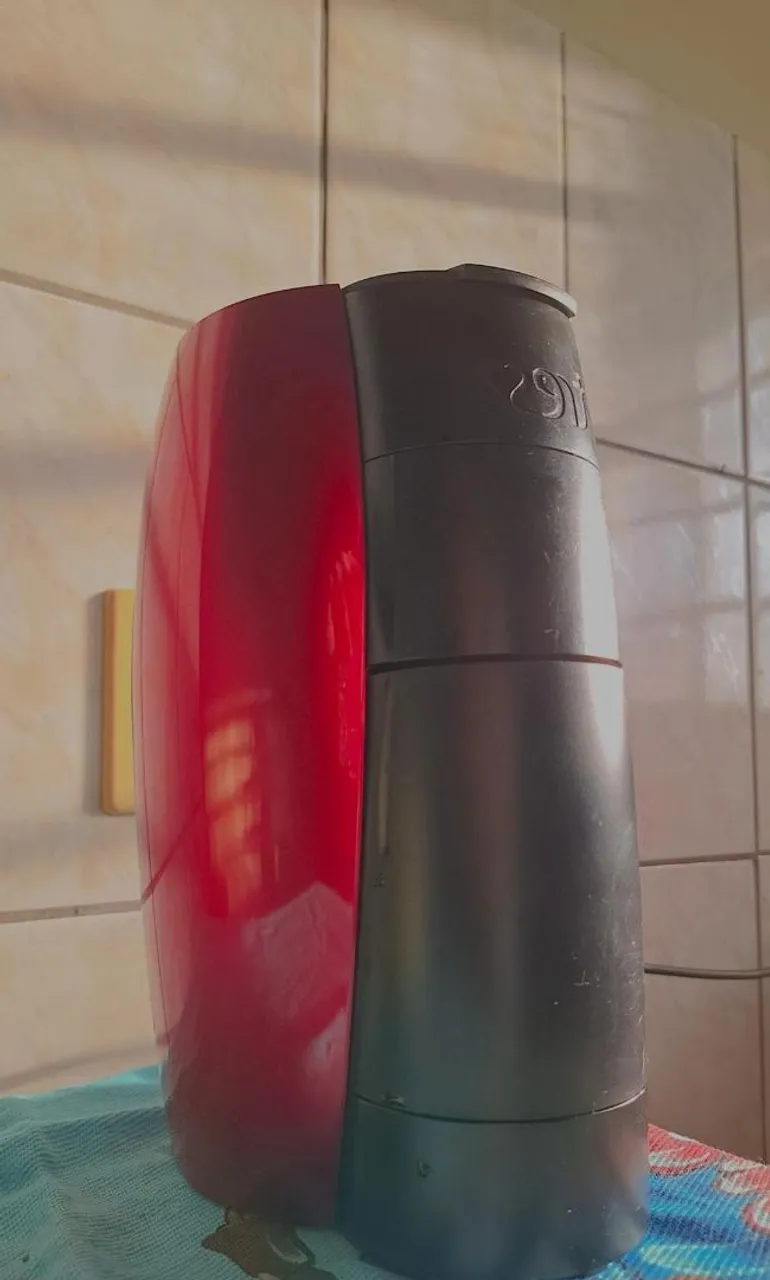 Cafeteira de Cápsulas - Design Moderno( marca é Três Corações )