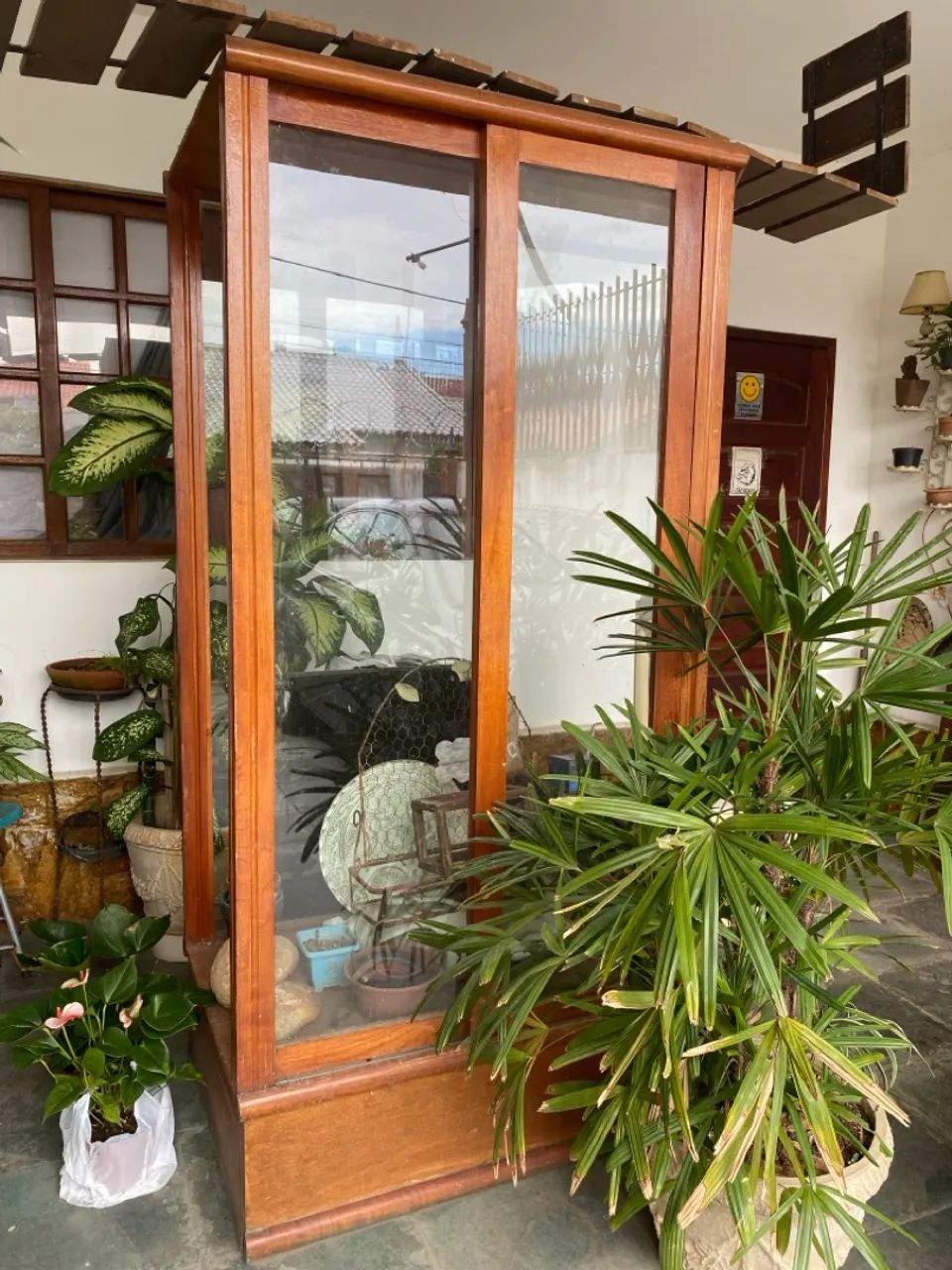 Armário de madeira com vidro - Foto 2
