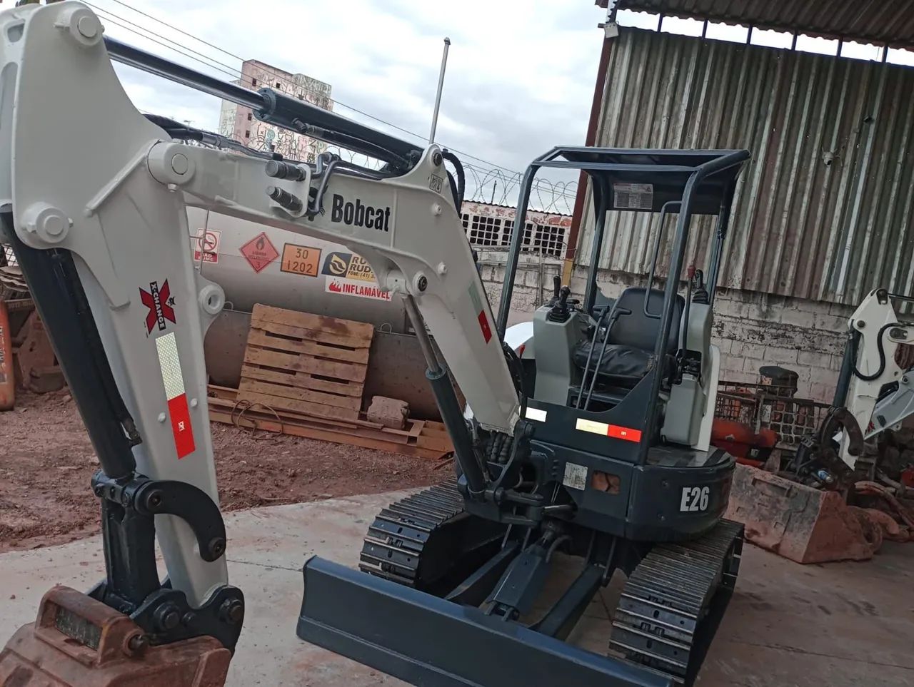 Venda urgente Mini escavadeira Bobcat E26 - Único Dono 2014 - Foto 3