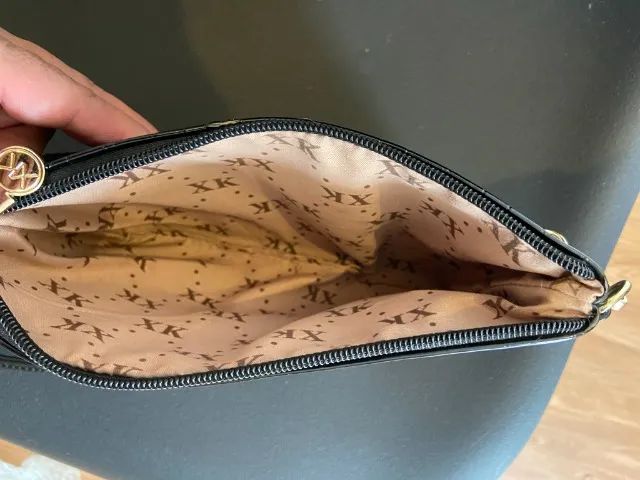 Bolsa tiracolo preta, acabamento envernizado (usada) - Foto 4