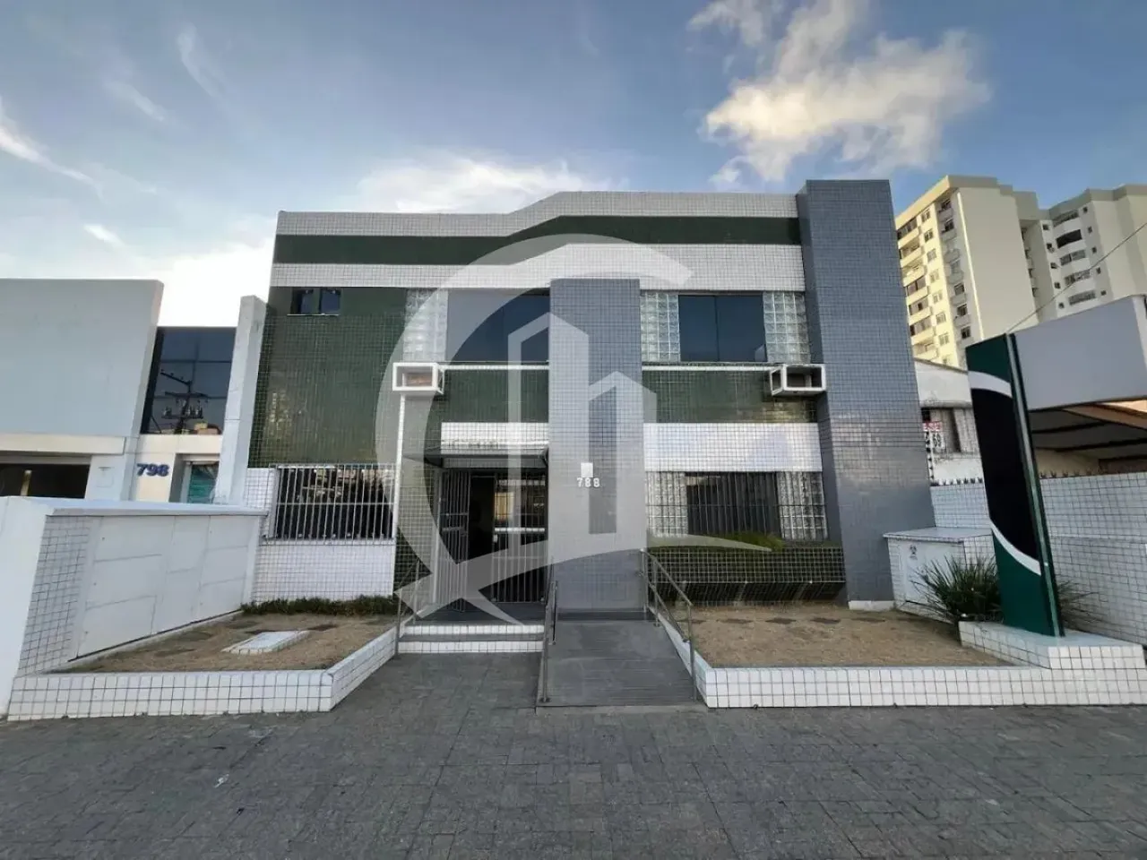 Prédio Comercial de 535m² com 17 Salas para Locação no Bairro Centro