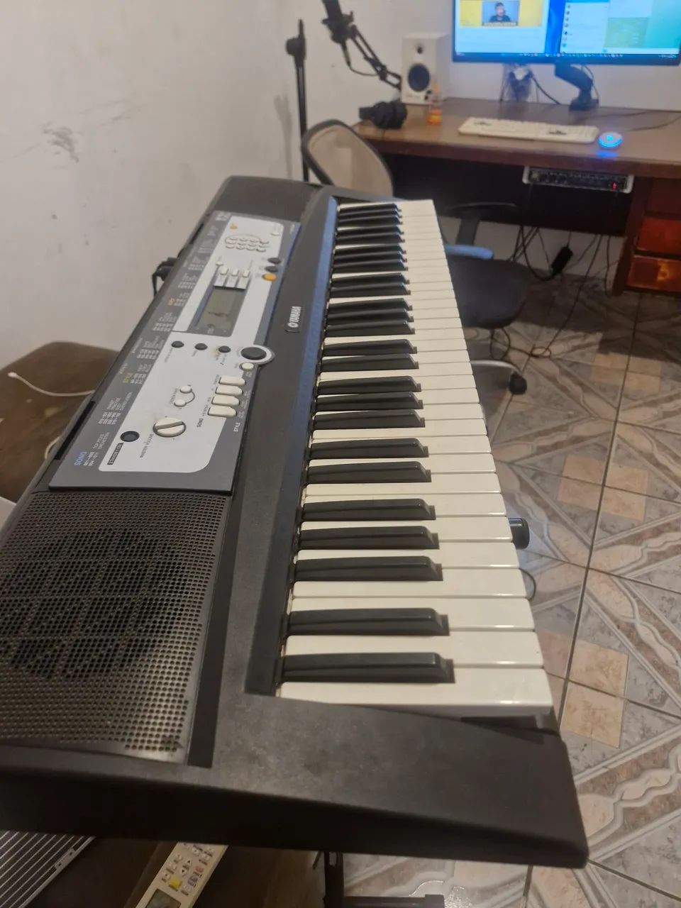 Teclado Yamaha PSR-E 213