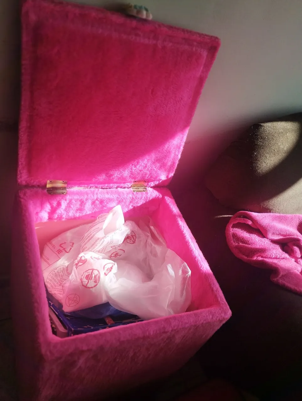 Baú Organizador Rosa Pelúcia e cômoda com três gavetas t