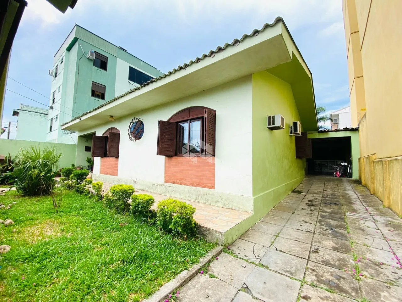 Casa a venda com 3 dormitórios e 3 banheiros no Bairro Medianeira em Santa Maria