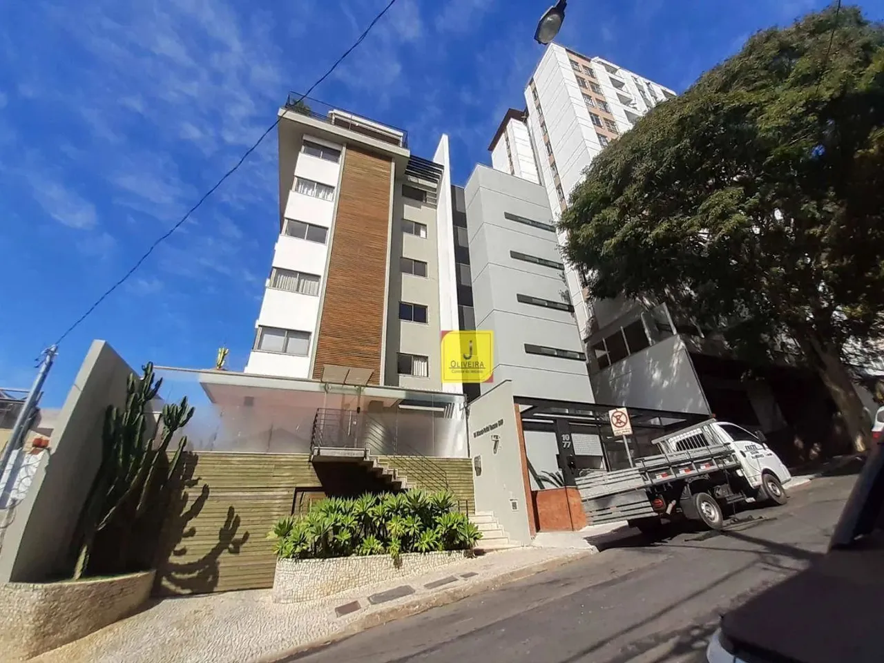 Studio mobiliado, com elevador e lavanderia, no Centro, a poucos passos do Parque Halfeld