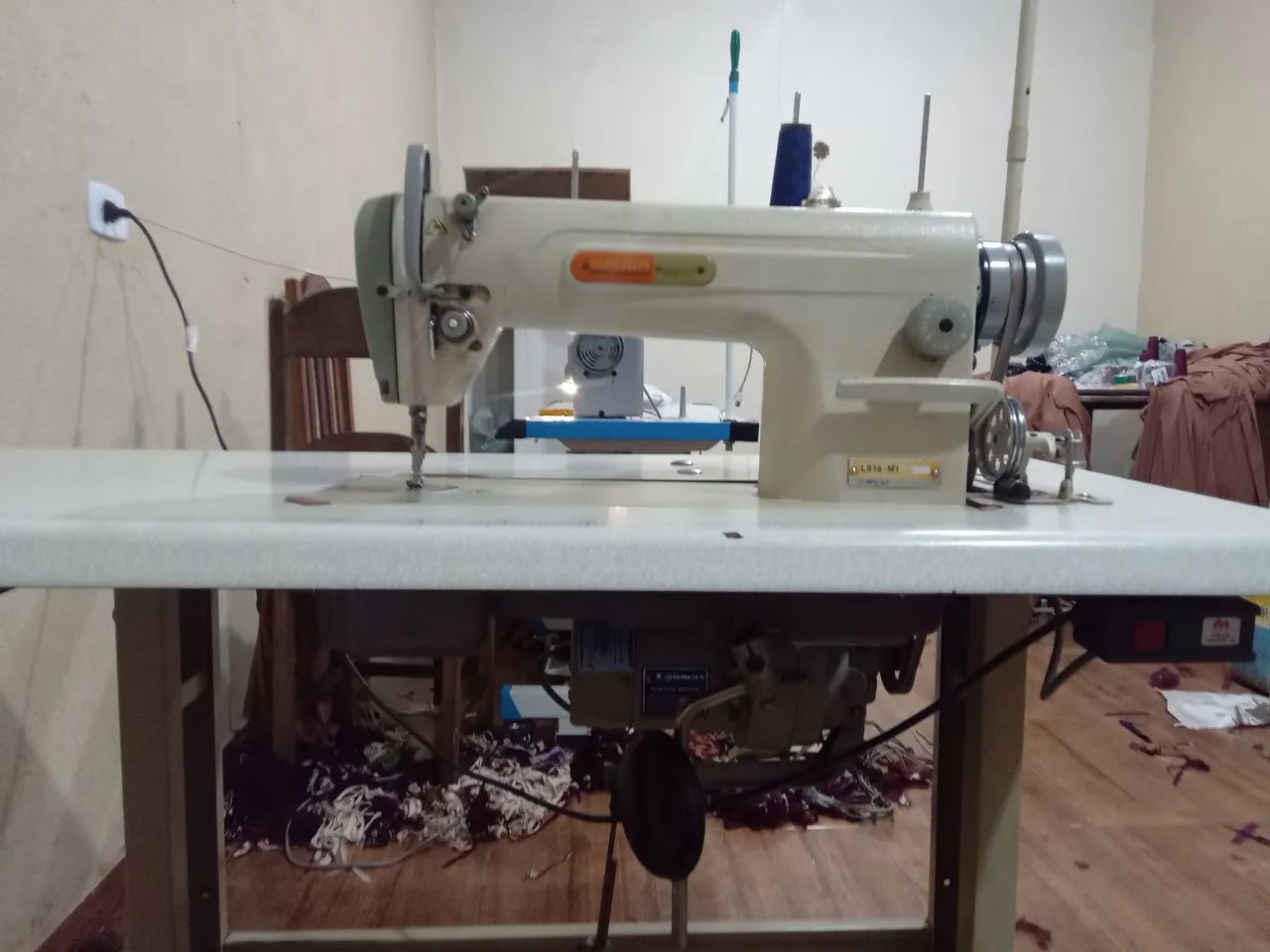 Máquina de Costura Reta Industrial Siruba - Semi Nova - Foto 2