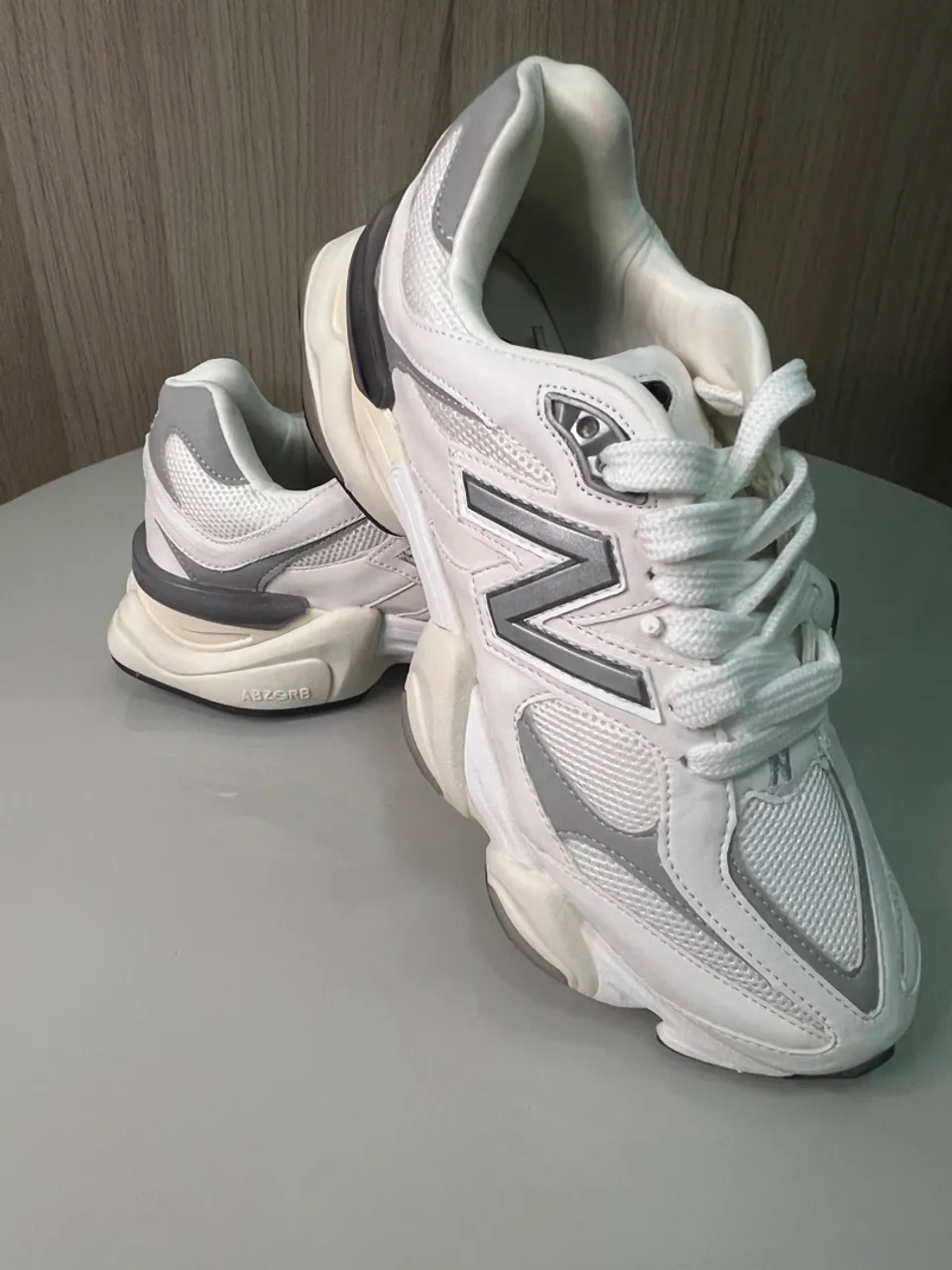 Tênis New Balance 9060 Branco e Cinza