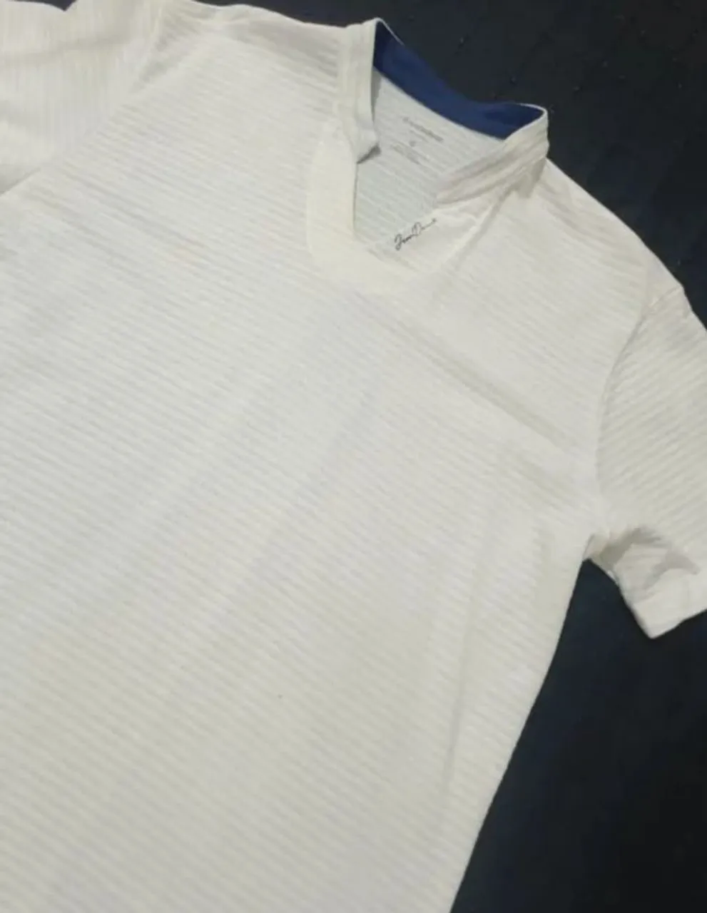 Camiseta branca com gola V Jean Darrot
