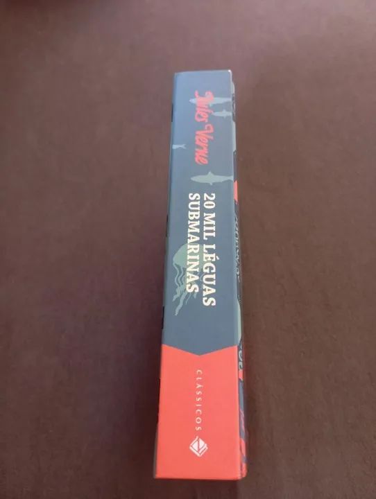 Livro 20 mil léguas submarinas de Júlio Verne - Foto 2