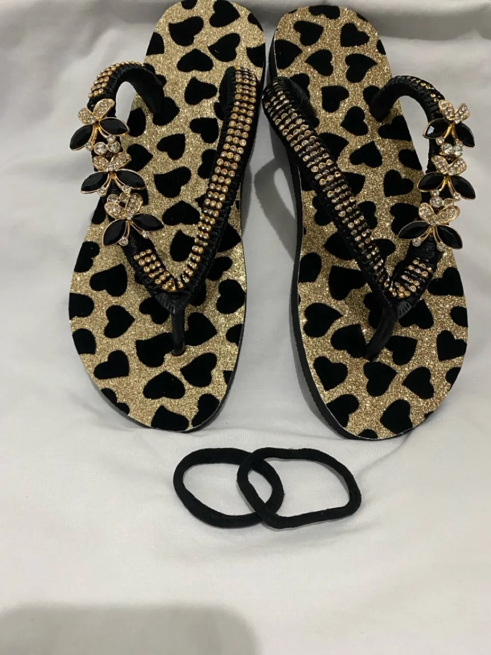 Chinelo personalizado preto com dourado de coração