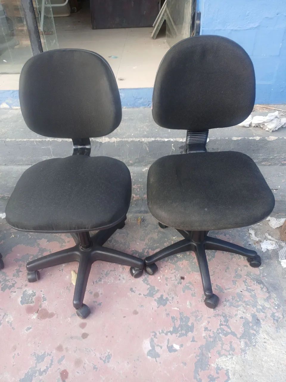 02 cadeiras escritorio c/rodinhas