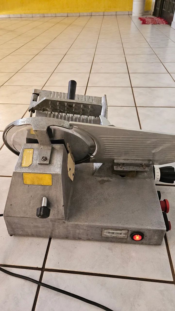 Fatiadora, Semi-automatica (Semi-Automática) - Foto 4