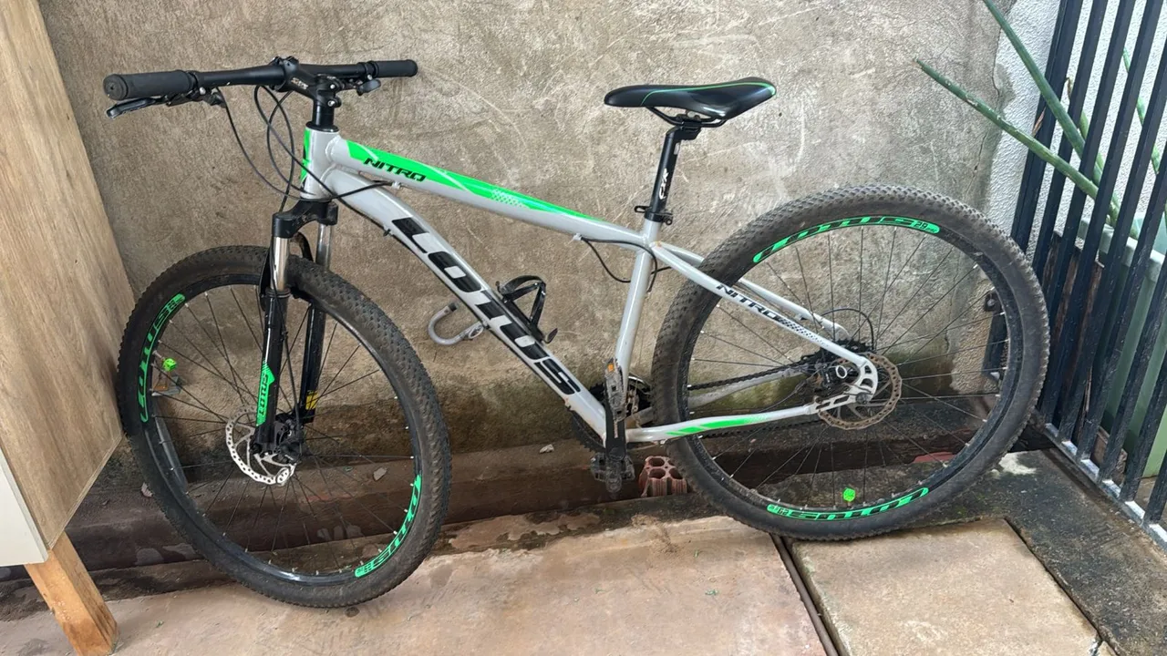 Vendo bicicleta lotus semi nova