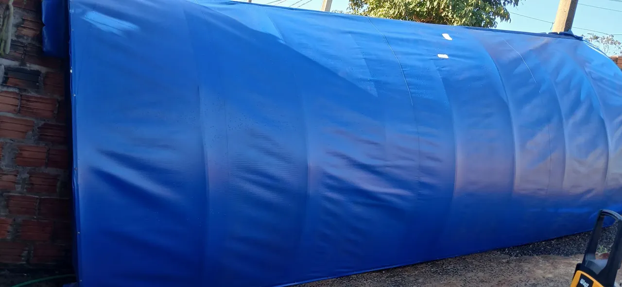 Cobertura de lona azul para área externa