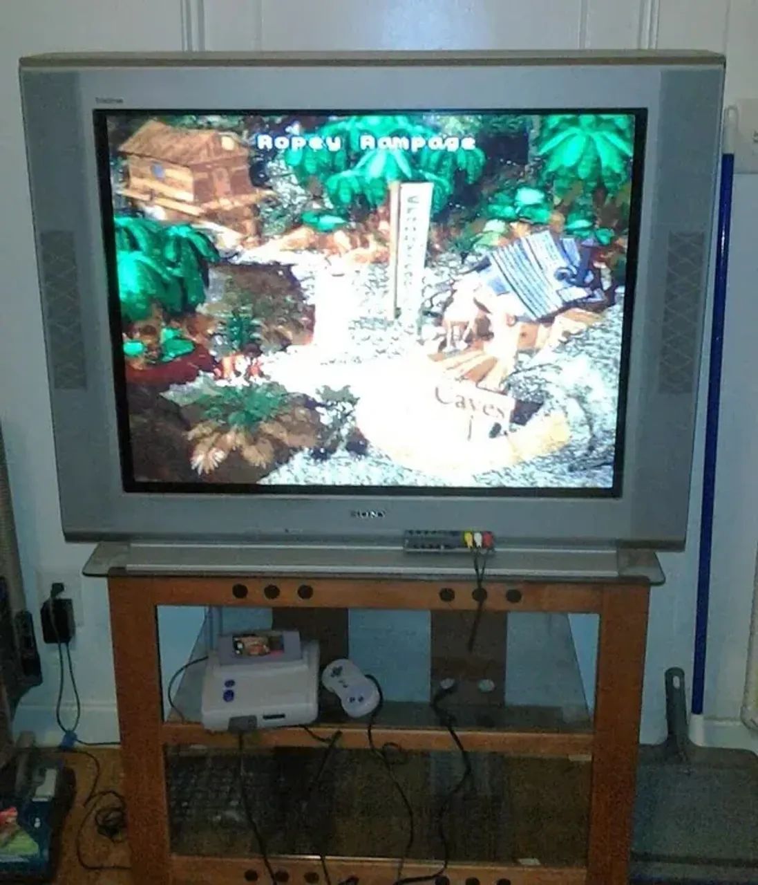 Tv de Tubo Sony Trinitron de 38 Polegadas (é 38 mesmo, etiqueta original atrás) - Foto 3