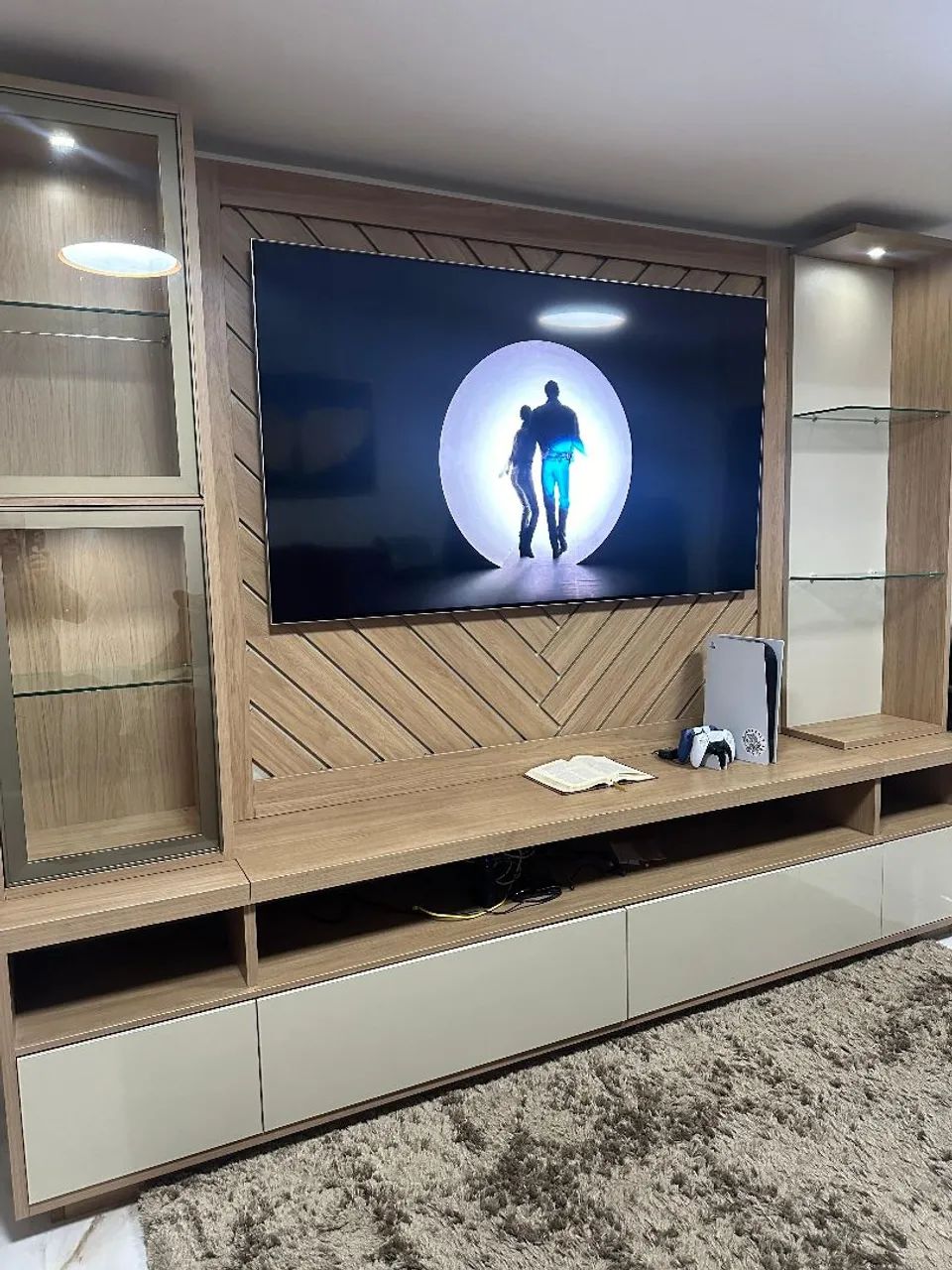 Rack em madeira e Painel para TV com prateleiras e nicho