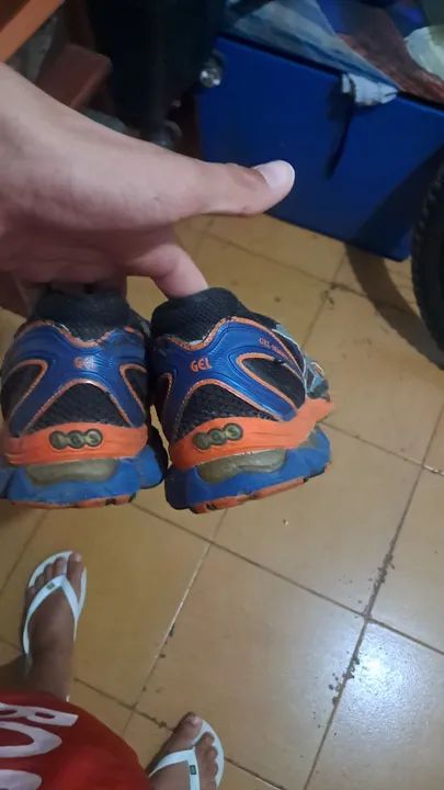 Tênis Asics laranja e azul - Foto 2