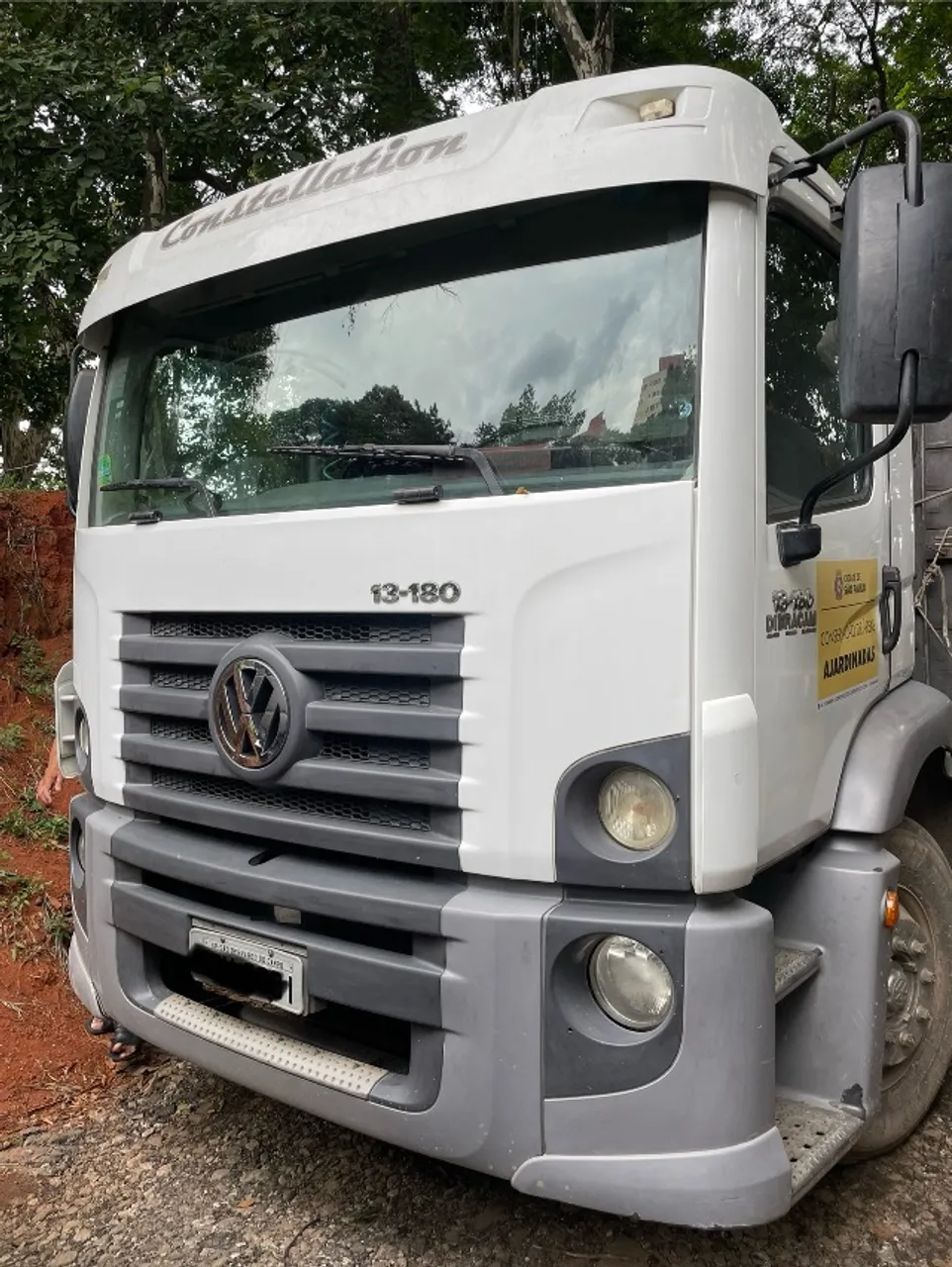 Caminhão Constellation com carroceria