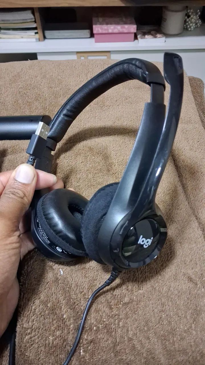 Headset Gamer Logitech com Microfone