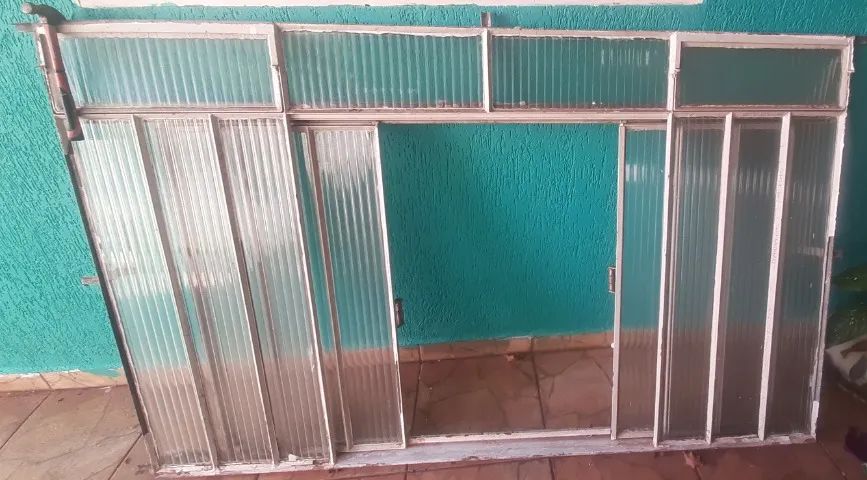 Vendo Vitrô de correr com Vidros 1,20m x 2,0m usado - Foto 4