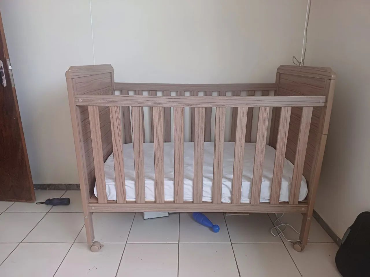 Berço que vira cama de madeira para bebê