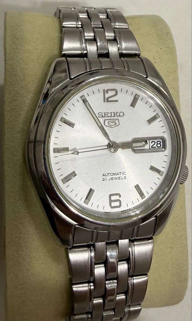 Relógio (SEIKO 5) automático fundo branco 