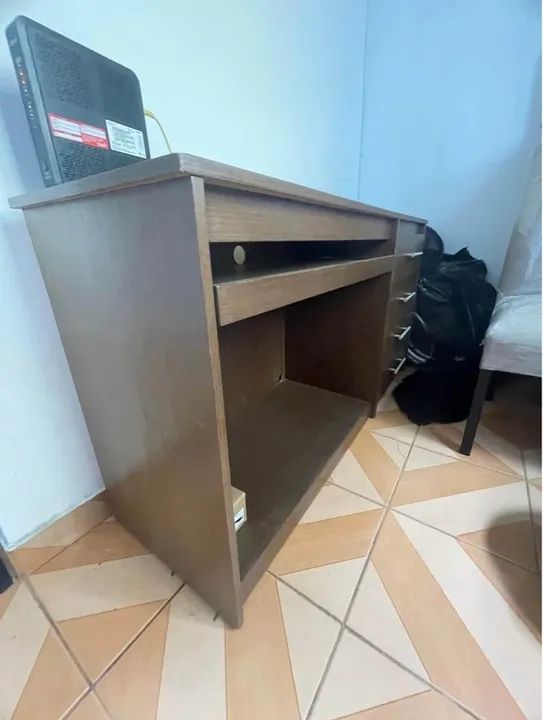 Mesa de Escritório em Madeira com Gavetas - Foto 5