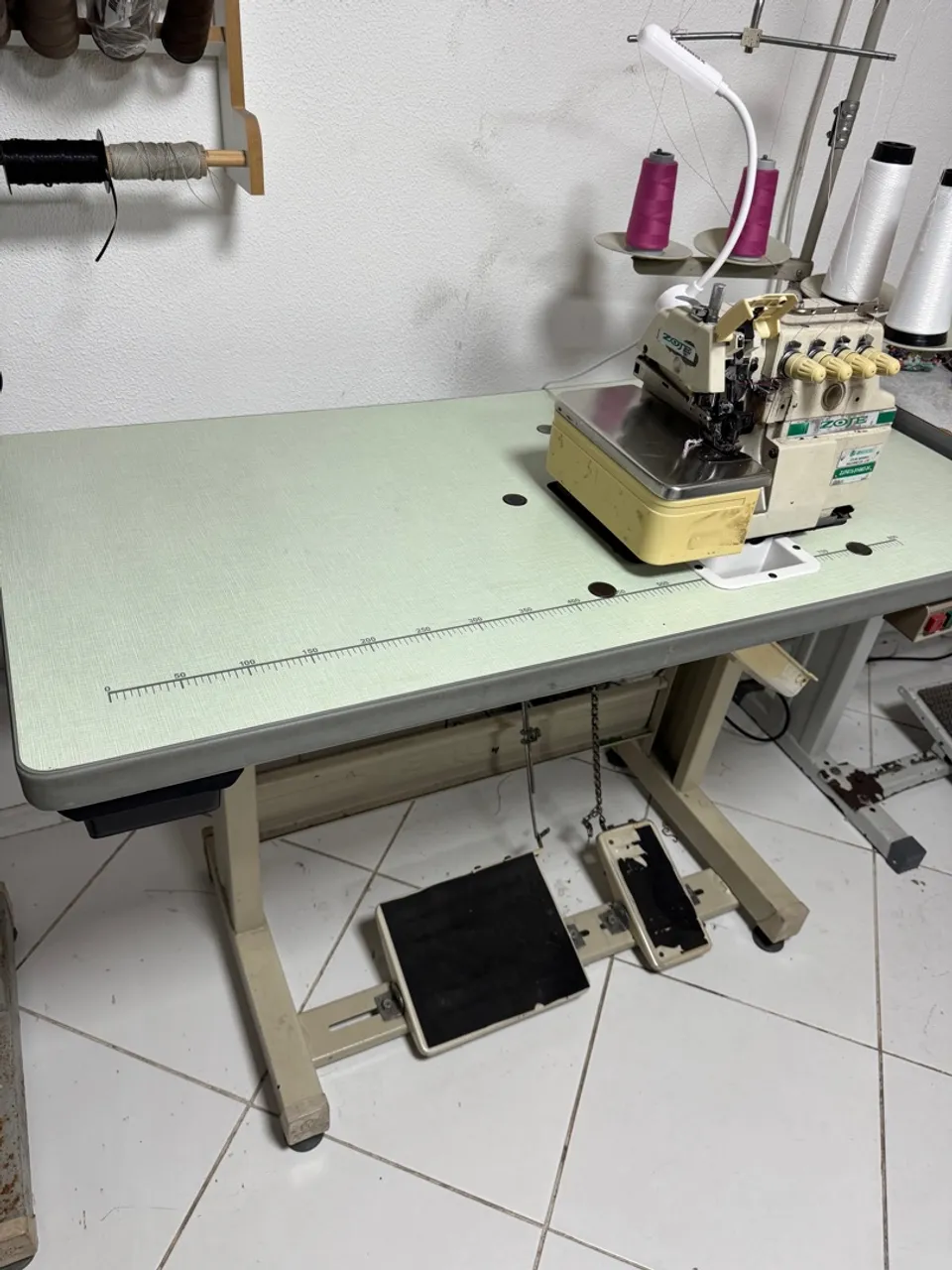 Máquina de Costura industrial overlock 4 fios Zoje 