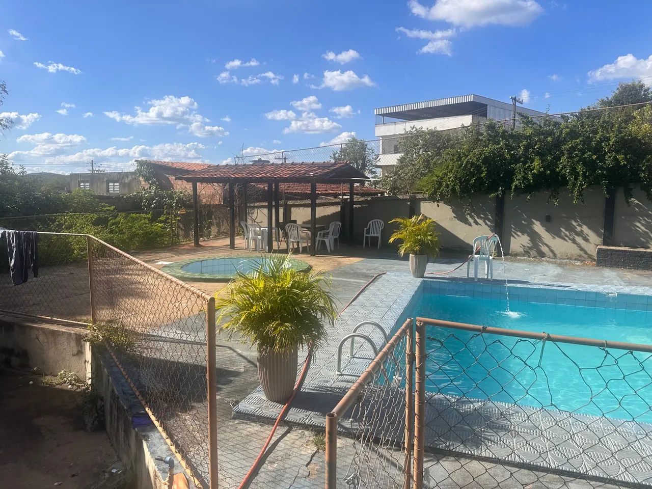 Quartos para Alugar em casa com Piscina e Quadra  - Lugar Tranquilo