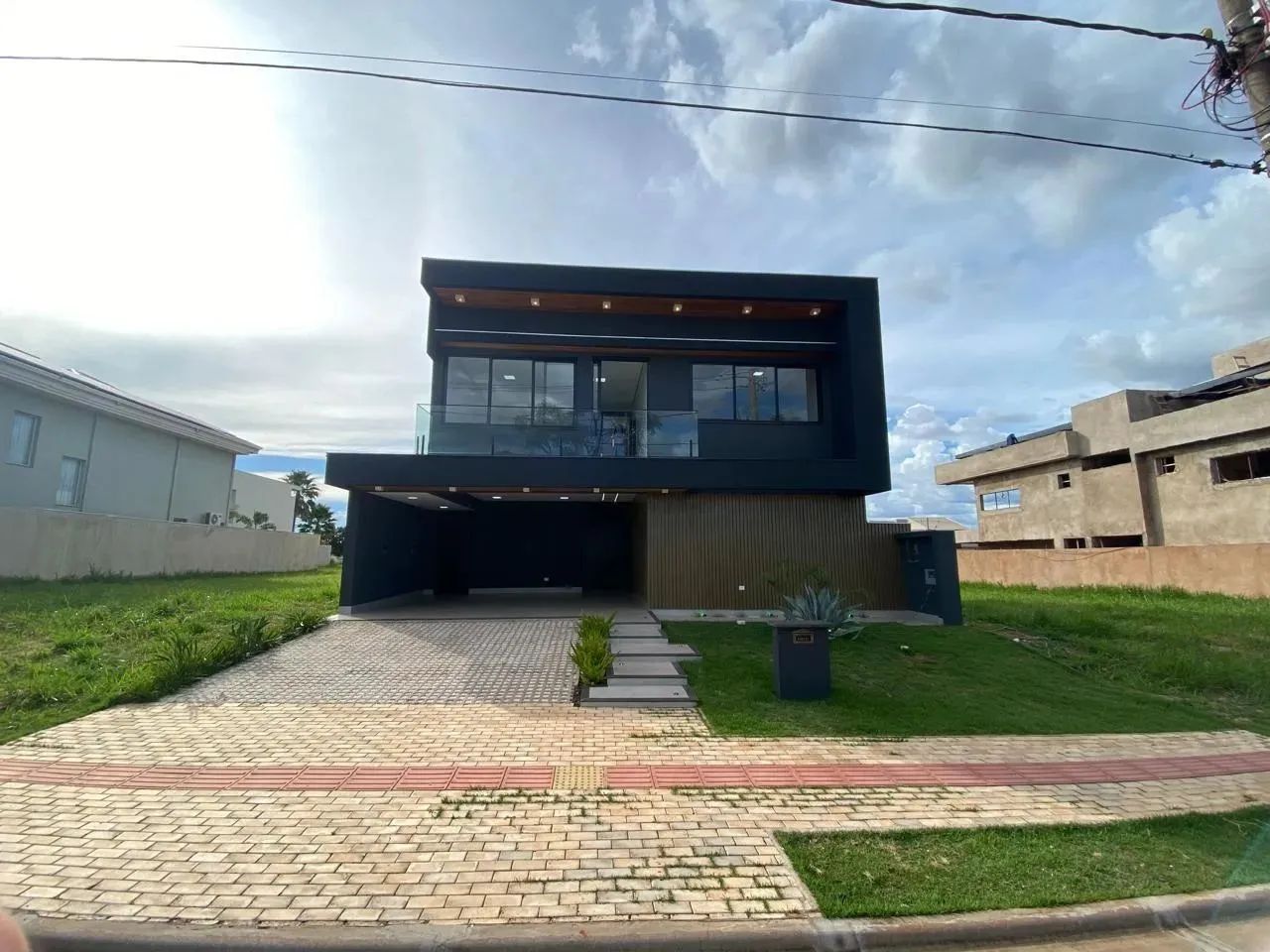 Viva o Luxo e Conforto no Alphaville III  Sobrado Exclusivo com Piscina Privativa!