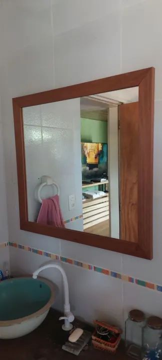 Espelho de moldura de madeira