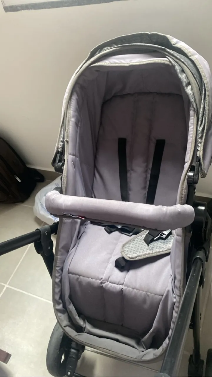 Carrinho de Bebê Cinza