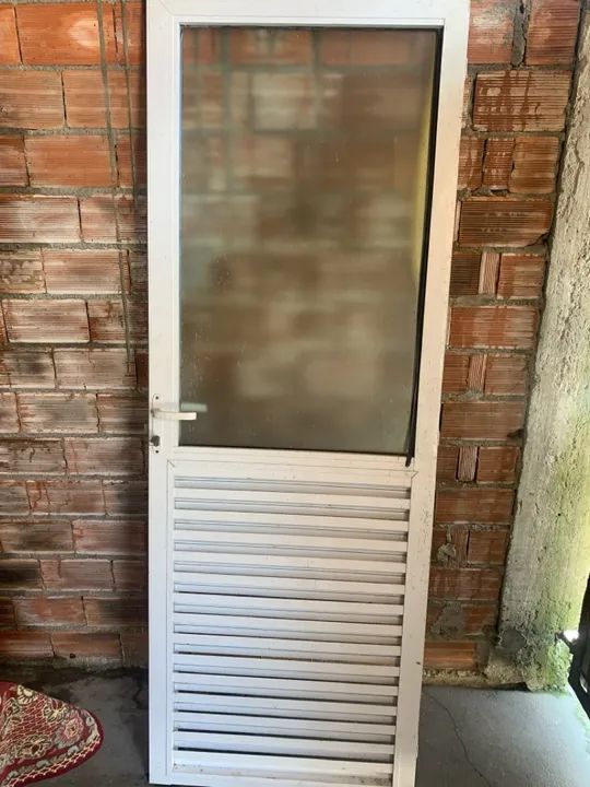 Porta de Alumínio branco e Grades